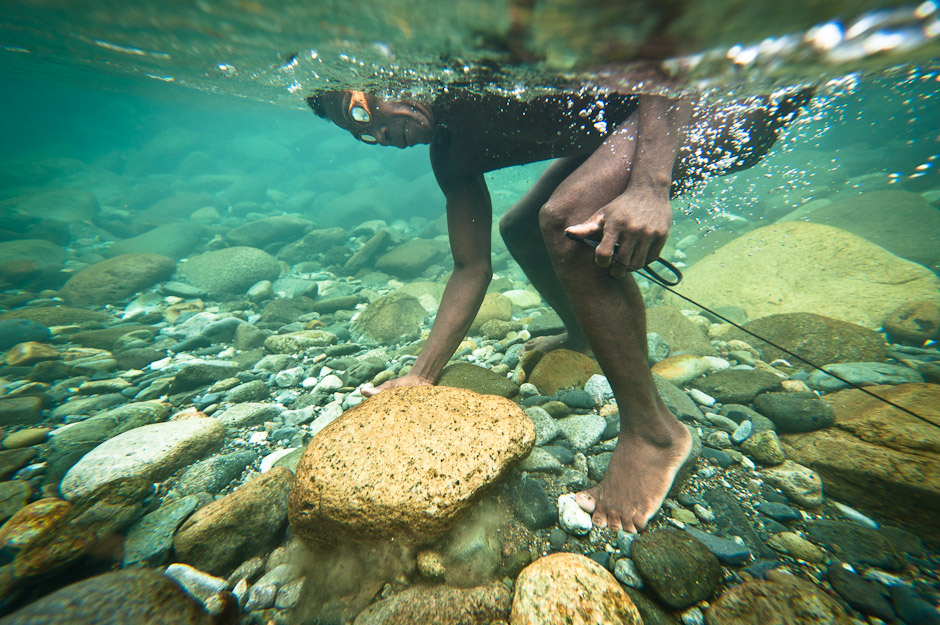 Agta fishing in the Blos river.