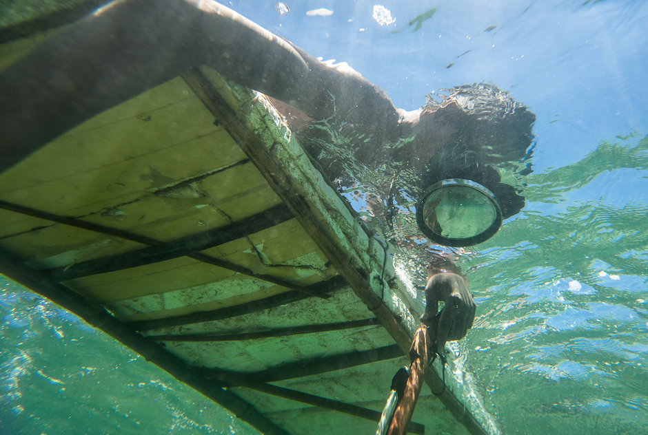 Fishing Tagbanua man on balsa