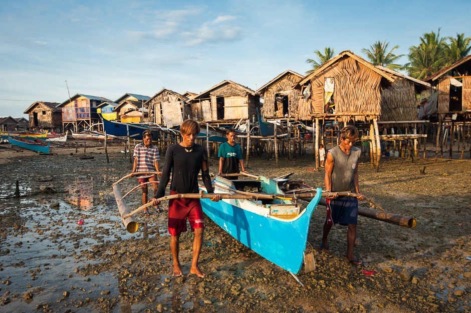 Badjao men heading out to fish Badjao men heading out to fish